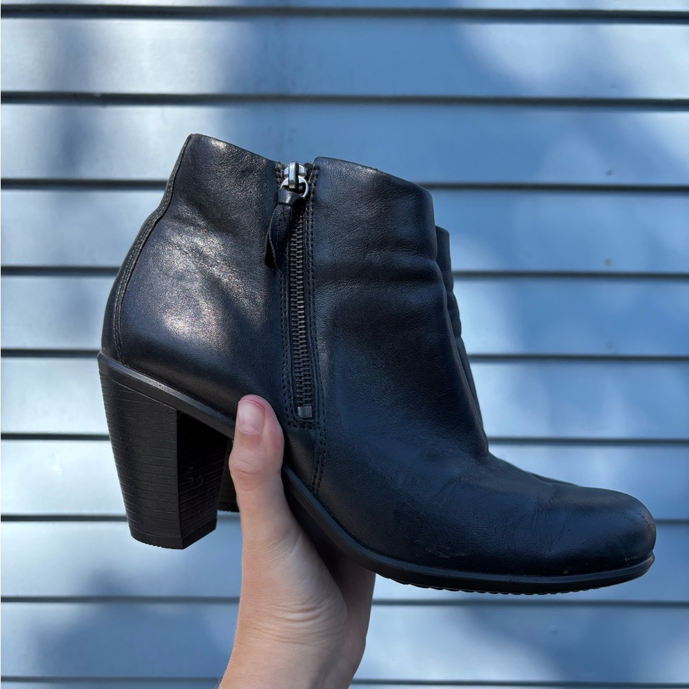 ECCO Black Leather Heeled Ankle Booties in 9.5